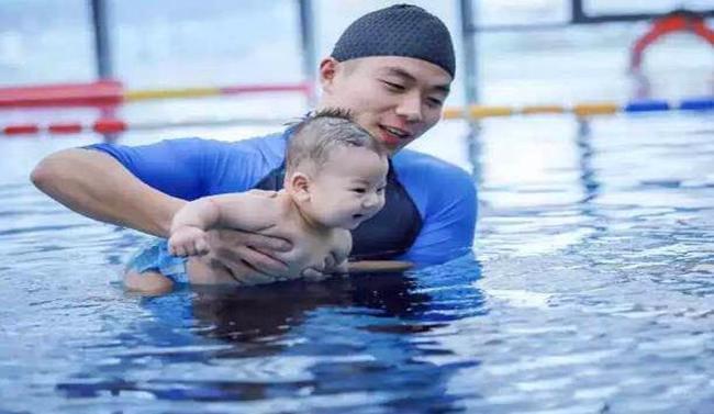 开一个婴儿游泳馆
