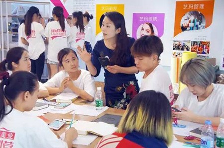 美甲店如何选择品牌才正确？生意到底好不好做？