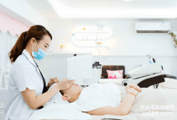女说韩国皮肤管理中心加盟费多少钱？