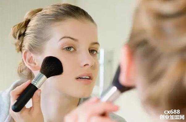 为什么很多人学了化妆不能当化妆师呢