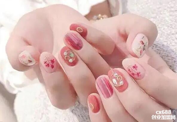 女孩子学化妆好还是学美甲好